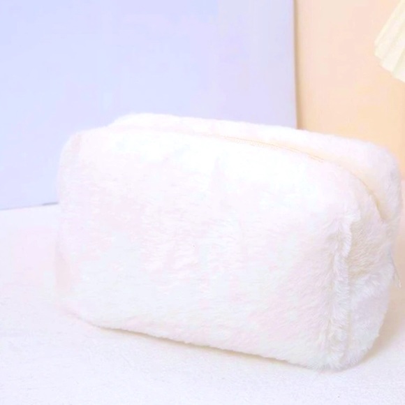 Handbags - 👑NEW WHITE PLUSH LUXURIOUS MAKEUP BAG!